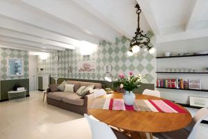 - un salon avec une table et un canapé dans l'établissement Casa Fiordaliso - Arenzanohost, à Arenzano