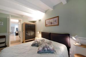- une chambre avec un lit et 2 oreillers dans l'établissement Casa Fiordaliso - Arenzanohost, à Arenzano
