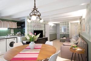 Il comprend une cuisine et un salon avec une table. dans l'établissement Casa Fiordaliso - Arenzanohost, à Arenzano