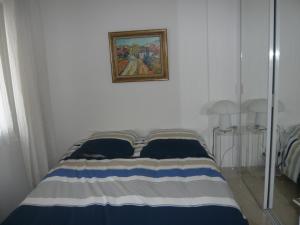 カンヌにあるCoeur de Cannesの壁画が飾られた部屋のベッド1台