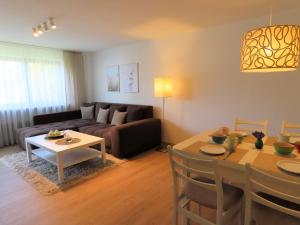 a living room with a table and a couch at Ferienwohnung Ankerplatz 1 in Immenstaad am Bodensee