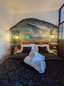 ein Schlafzimmer mit 2 Betten und einem Gemälde an der Wand in der Unterkunft Cwmcarn Hotel & Bunkhouse in Cwmcarn