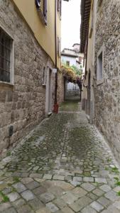 an alley in an old town with a stone building at Atelier B&B in Ascoli Piceno