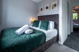 Postel nebo postele na pokoji v ubytování Yew Tree House Contractor / Family home Free Netflix Fast WiFi near Dudley/Birmingham