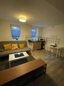 a living room with a couch and a table at Ruhiges Apartment im Herzen von Gera in Gera