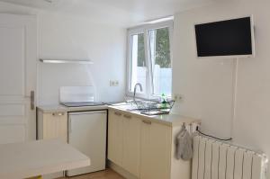 a kitchen with a sink and a window at Petite maisonnette 9mn à pied gare, 5 mn plage ! in Pornichet