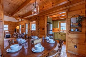Φωτογραφία από το άλμπουμ του Whiskey Creek Cabin σε Beech Mountain