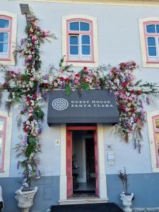 A fachada ou entrada em Guest House Santa Clara