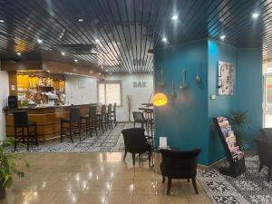um bar num restaurante com cadeiras e uma parede azul em Hôtel Saphir Lyon em Lyon
