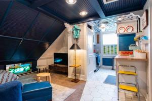 a living room with a blue ceiling at Stylish Old Louisville 1 Bedroom Apartment in Louisville