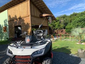 巴拉格兰德Bons Ventos Camping e Glamping的停在房子前面的白色公牛