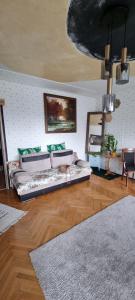 - un salon avec un lit sur du parquet dans l'établissement Alterra Apartment,13 legionowa street, flat, mieszkanie 41, à Białystok