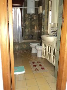 チェントラにあるB&B Valenteのバスルーム(トイレ、洗面台付)