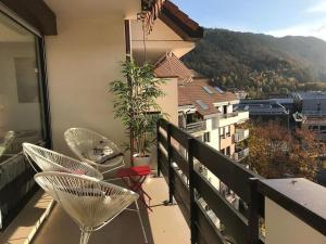 a balcony with a table and chairs on a balcony at LE CLOS SAINT MICHEL 2 - 6 personnes, Centre, Parking in Annecy