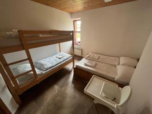 Posteľ alebo postele v izbe v ubytovaní Chalupy v Podkrkonoší- Chalupa Oto, Chalupa Prade