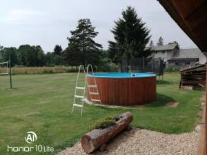 a hot tub in a yard with a ladder at Chalupy v Podkrkonoší- Chalupa Oto, Chalupa Prade in Hostinné