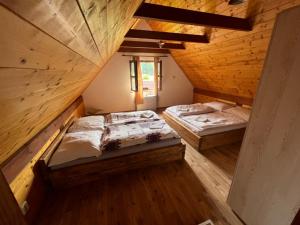 Posteľ alebo postele v izbe v ubytovaní Chalupy v Podkrkonoší- Chalupa Oto, Chalupa Prade