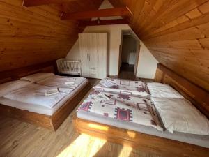 Posteľ alebo postele v izbe v ubytovaní Chalupy v Podkrkonoší- Chalupa Oto, Chalupa Prade