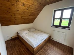 Posteľ alebo postele v izbe v ubytovaní Chalupy v Podkrkonoší- Chalupa Oto, Chalupa Prade