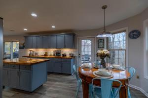 Dapur atau dapur kecil di Peaceful Wood Haven at Mill Ridge