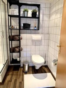 Elle comprend une petite salle de bains pourvue de toilettes et d'une fenêtre. dans l'établissement Ferienwohnung Vierseithof, à Eging am See