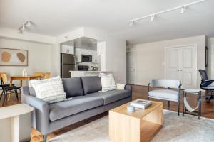 Posezení v ubytování Ballston 2BR w concierge gym pool near Metro WDC-594