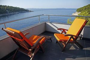 dos sillas sentadas en la cubierta de un barco en Vila Filipovic, en Milna
