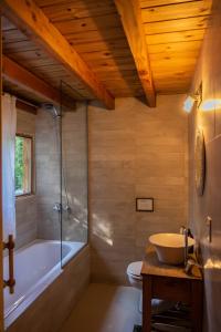 y baño con bañera y lavamanos. en BOG Budas del Bosque en Villa La Angostura