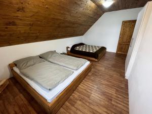 Posteľ alebo postele v izbe v ubytovaní Chalupy v Podkrkonoší- Chalupa Oto, Chalupa Prade