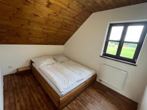 Posteľ alebo postele v izbe v ubytovaní Chalupy v Podkrkonoší- Chalupa Oto, Chalupa Prade