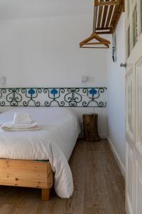 um quarto com uma cama e piso em madeira em Casota - Lusitália Eden em Sintra