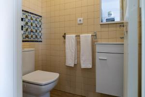 łazienka z toaletą, umywalką i ręcznikami w obiekcie Casota - Lusitália Eden w mieście Sintra