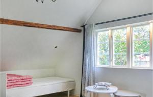 ÖdeshögにあるStunning Home In deshg With Kitchenのベンチと窓付きの部屋