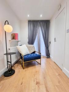 Uma área de estar em Designer Flat with Parking near Peckham & Brixton