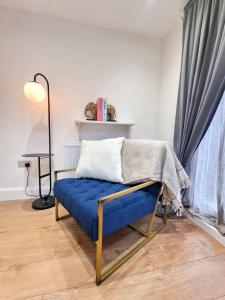 Uma área de estar em Designer Flat with Parking near Peckham & Brixton