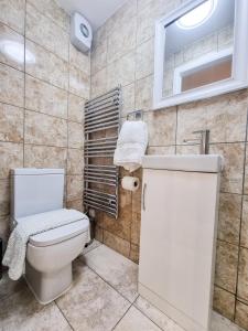 Un baño de Designer Flat with Parking near Peckham & Brixton