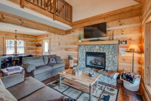 - un salon avec un canapé et une cheminée dans l'établissement Cozy Bear Cabin, à Boone