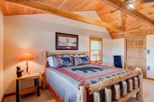 - une chambre avec un lit et un plafond en bois dans l'établissement Cozy Bear Cabin, à Boone