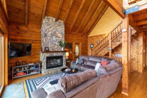 Una sala de estar con un sofá y una chimenea. en Carolina Lookout, en Boone