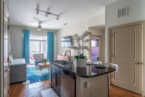 cocina y sala de estar con fregadero y mesa en Call it Comfy, en Houston