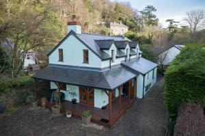 een uitzicht op een huis met een dak bij Llais Afon - 3 Bedroom Holiday Home - Fishguard in Fishguard