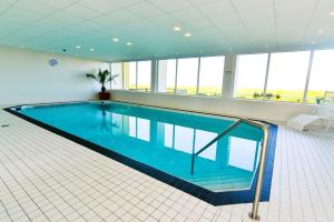 - une grande piscine dans un grand bâtiment dans l'établissement Am Sahlenburger Strand AS01, à Cuxhaven