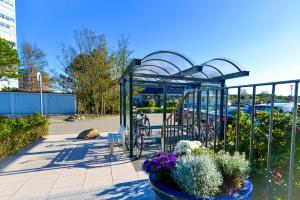 a garden with flowers and plants in a cage at Am Sahlenburger Strand AS01 in Cuxhaven