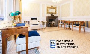 uma sala de estar com uma mesa e uma lareira em Villa Noctis em Ravenna