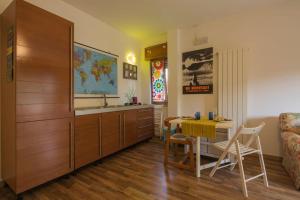 a living room with a table and a kitchen at Sunny Open Space in Pompei +7 photos