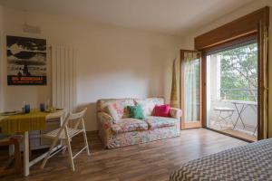 a living room with a couch and a table and a dining room at Sunny Open Space in Pompei