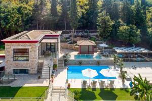 una vista aerea di una casa con piscina di Villa Michael Karvouno Villas a Sivota