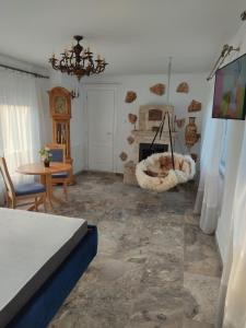 - un salon avec une table et une cheminée dans l'établissement Castel, à Ciurbeşti