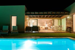 The swimming pool at or close to Par 4 Villa 7
