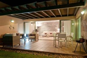 A seating area at Par 4 Villa 7